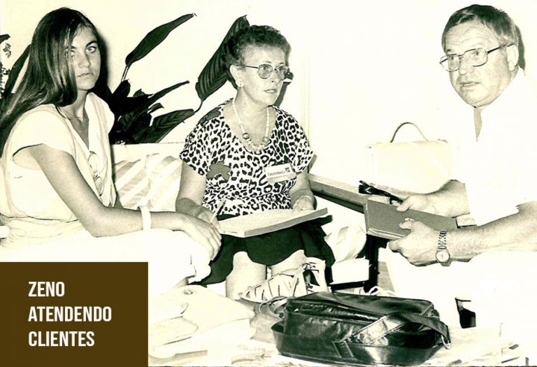 Foto histórica da Zeno Representações, mostrando um momento de trabalho ou reunião